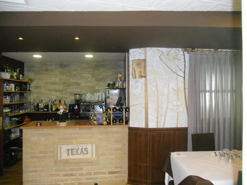 Hostal Restaurante Texas Fuentes de Ebro Esterno foto