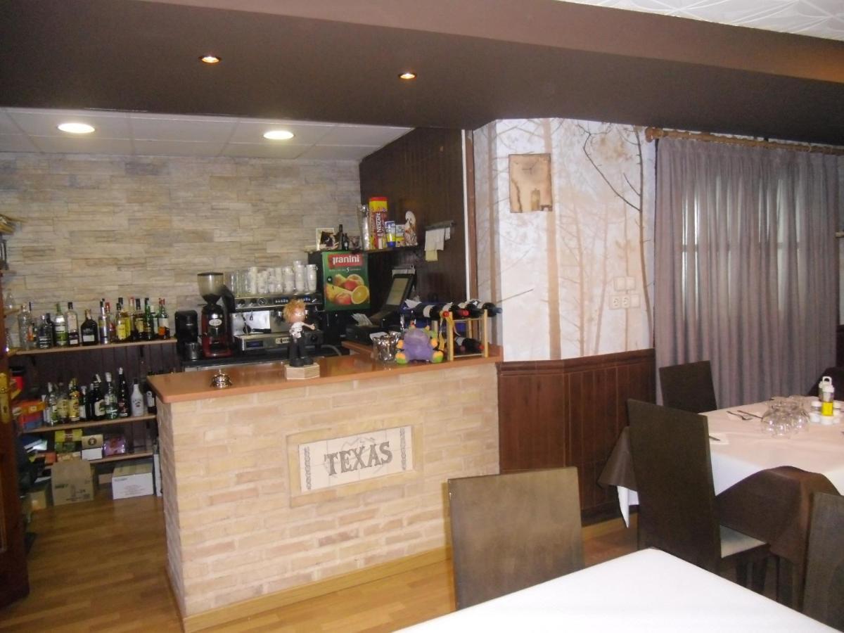 Hostal Restaurante Texas Fuentes de Ebro Esterno foto